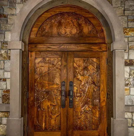 Puertas de entrada de la iglesia del Santo Nombre, barco de vapor 461h.jpg